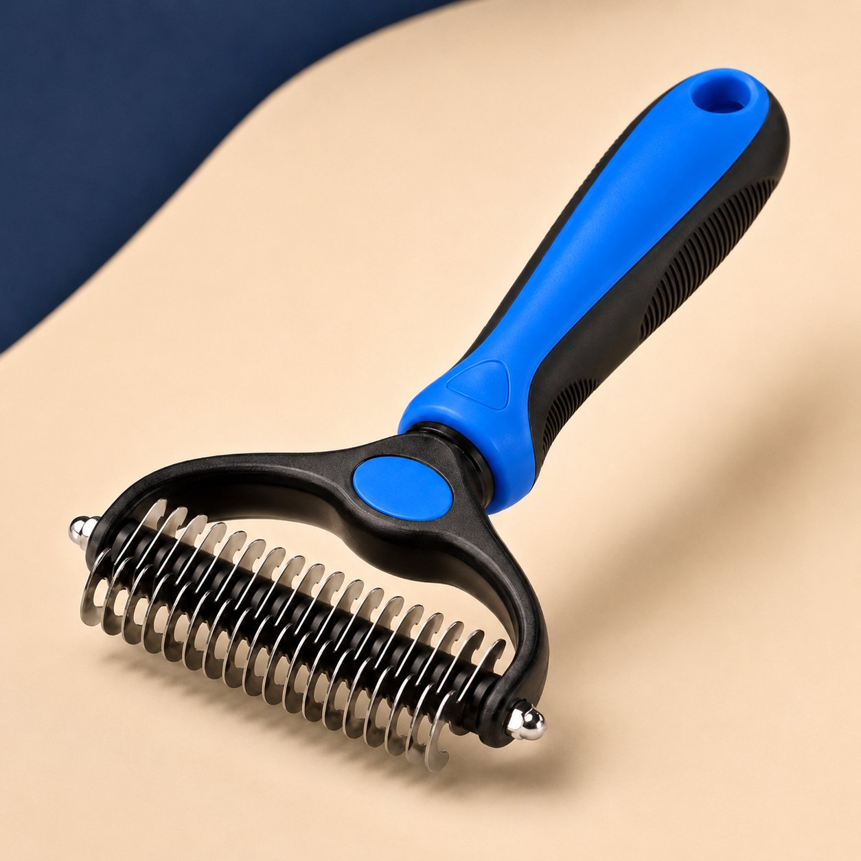 Brosse CANILUME bleue présentée dans un univers de toilettage premium